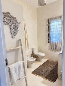 ワタムにあるVilla Amaliaのバスルーム(トイレ、はしご付)