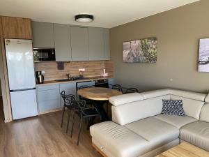 Η κουζίνα ή μικρή κουζίνα στο Lagomar Lux Family Room Apartamenty & Spa