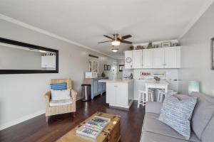 Dapur atau dapur kecil di Beach Condo with Private Ocean View Balcony #237