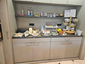 a kitchen with a buffet of food on a counter at Hotel Le Ville in Capannori