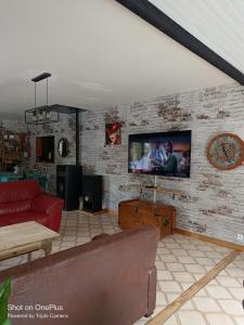 Et tv og/eller underholdning på Villa privée, piscine chauffée, jacuzzi et sauna