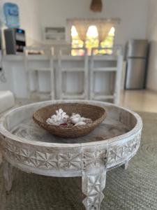 ワタムにあるVilla Amaliaの貝殻が詰まったボウルが置かれたテーブル