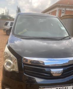 NalakongeにあるCar Hires Kampalaの駐車場に車を停めている