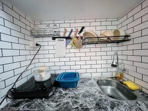 Η κουζίνα ή μικρή κουζίνα στο Local House Hanoi