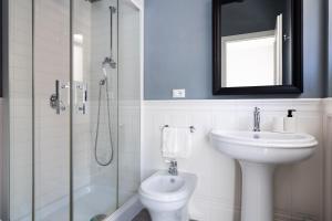 une salle de bain avec un lavabo, des toilettes et une douche dans l'établissement Speakeasy, à Lido di Ostia 26 autres photos