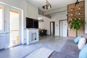 un salon avec un canapé et une cheminée dans l'établissement Speakeasy, à Lido di Ostia