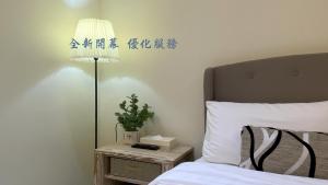 Postel nebo postele na pokoji v ubytování 台東漫活電梯民宿-新開幕-限時優惠-可包棟
