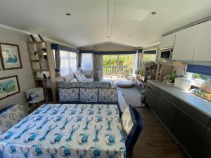 Saint ErthSerenity的房间里有一张床和一张沙发的卧室