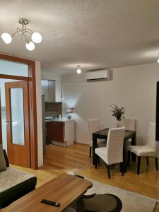 Η κουζίνα ή μικρή κουζίνα στο Apartman Bullevar Stup