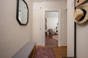 パルヌにあるCozy Apartment with Self Check-in & Free Parkingの壁に鏡と帽子が掛かっている廊下