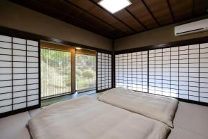 Postel nebo postele na pokoji v ubytování 逸仙居 Japanese Style House