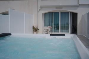 una grande piscina d'acqua in una casa di Hotel Ficocella a Palinuro