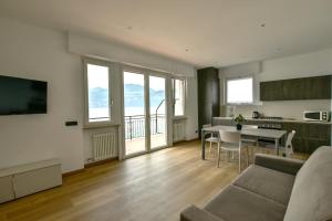 a living room with a couch and a table at Casa Manu in Brenzone sul Garda