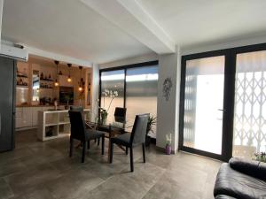 a living room with a table and chairs and a kitchen at Magnifique appartement près du centre in Barcelona