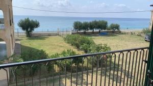 un balcón con vista al mar en La Finestra sul Mare, en Fiumefreddo Bruzio
