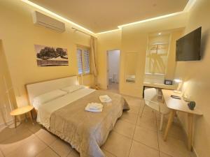 卡斯特拉巴特San Marco A stanza的一间酒店房间,里面有一张床、一张桌子和一张书桌。