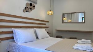Postel nebo postele na pokoji v ubytování Eria's Junior Suite