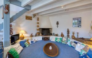 ein Wohnzimmer mit Sofa und Tisch in der Unterkunft Nice Home In Saint-Denis-D'oléron in Saint-Denis-dʼOléron