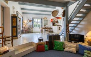 ein Wohnzimmer mit Sofa und Tisch in der Unterkunft Nice Home In Saint-Denis-D'oléron in Saint-Denis-dʼOléron