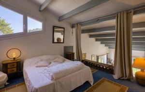 ein Schlafzimmer mit einem Bett und einer Treppe in der Unterkunft Nice Home In Saint-Denis-D'oléron in Saint-Denis-dʼOléron + 30 Fotos