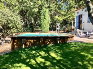 - une table de ping-pong au milieu d'une cour dans l'établissement Gite PROVENCE MONT VENTOUX, à Malemort-du-Comtat