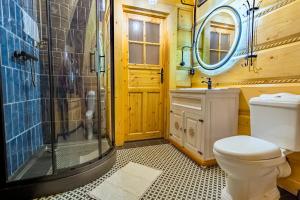 un bagno con doccia, WC e lavandino di Salamandra 11 Apartamenty Góralskie w Kościelisku B&B Jacuzzi & Sauna a Kościelisko