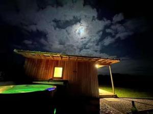 Fotografie z fotogalerie ubytování Paulton - Sleeps 2 - PetFriendly - HotTub - Garden v destinaci Bristol
