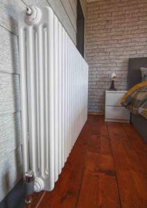 Postel nebo postele na pokoji v ubytování Paulton - Sleeps 2 - PetFriendly - HotTub - Garden