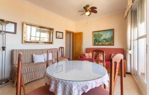 ein Wohnzimmer mit Tisch und Couch in der Unterkunft Pet Friendly Apartment in San Pedro del Pinatar