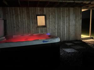 Fotografie z fotogalerie ubytování Paulton - Sleeps 2 - PetFriendly - HotTub - Garden v destinaci Bristol