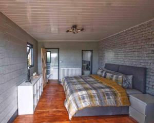 Postel nebo postele na pokoji v ubytování Paulton - Sleeps 2 - PetFriendly - HotTub - Garden