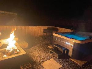 Fotografie z fotogalerie ubytování Paulton - Sleeps 2 - PetFriendly - HotTub - Garden v destinaci Bristol