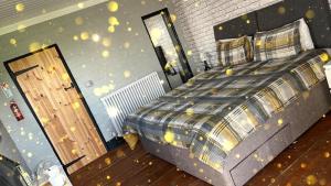 Postel nebo postele na pokoji v ubytování Paulton - Sleeps 2 - PetFriendly - HotTub - Garden