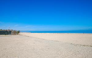 einen Sandstrand mit blauem Himmel und Meer in der Unterkunft Nice Apartment In Civitanova Marche in Civitanova Marche