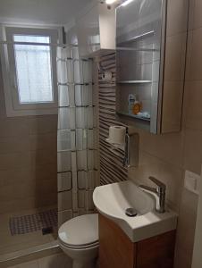 Ένα μπάνιο στο TenTen Apartments