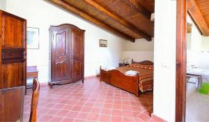 a bedroom with a bed and a dresser at Accomodation Villa Florio Parghelia in Fitili