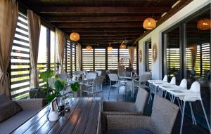 Ruang duduk di Cozy Apartment In Nowecin With Sauna