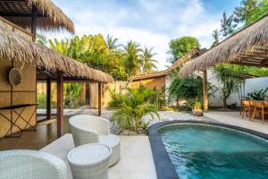 ギリ・アイルにあるVilla Maiyaのスイミングプールとリゾート付きのヴィラ +12枚の写真