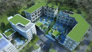 Una vista aérea de un edificio con piscina. en Modern Naiharn Beach Duplex Apartment, en Rawai Beach