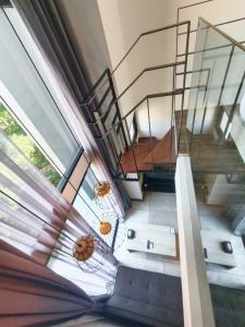 una escalera de caracol en una casa con techos de cristal en Modern Naiharn Beach Duplex Apartment, en Rawai Beach