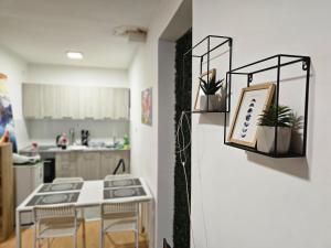 Kuchyň nebo kuchyňský kout v ubytování Square Apartments
