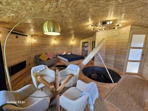 a living room with a table and chairs in a room at LOGIS LAS CROZAS Le Mousseron orientable in Vernines