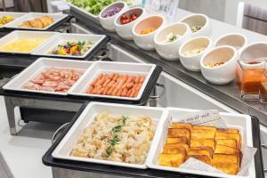 名古屋Hotel Keihan Nagoya的自助餐,包括各种食物的托盘