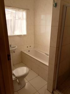 Bilik mandi di 72 Hamilton the trout lodge +44 gambar