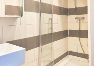 a bathroom with a shower and a sink at Le Duplex de Trouville - central - gare - commerces - marché in Trouville-sur-Mer