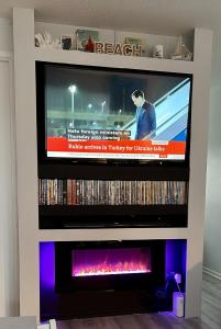 TV a/nebo společenská místnost v ubytování Norfolk Nest 2 bedroom chalet new media wall