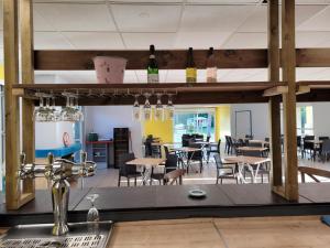 een restaurant met tafels en stoelen en een bar bij Studiotel premium 2 personnes in Pamiers