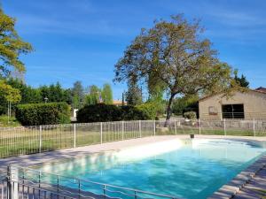 une piscine dans une cour clôturée dans l'établissement Studiotel premium 2 personnes, à Pamiers