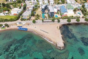 una vista aérea de una playa y el océano en Bodrum Ada Apart Otel Turgutreis, en Muğla