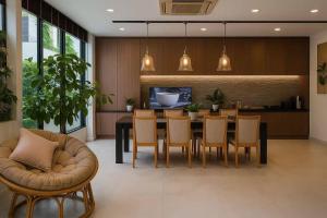 a kitchen and dining room with a table and chairs at Studio Sukumvit 29 in Bangkok